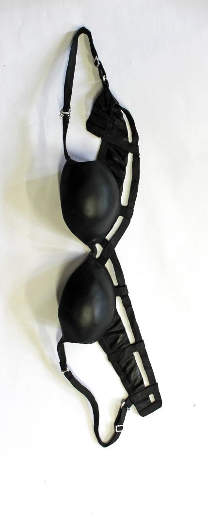 Jessica Strixner, Bra black, 2022, Lindenholz, Acryl, geschnitzt, 84 x 17 x 9 cm © Jessica Strixner