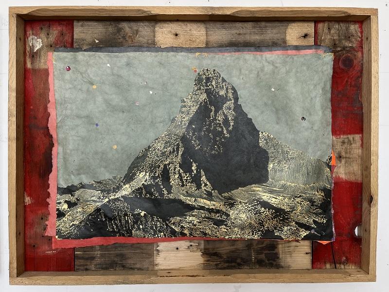 Petra, 2024, Druck auf Handgeschöpftes Nepalpapier, Blattgold, Collage, 74,5 x 99,5 cm