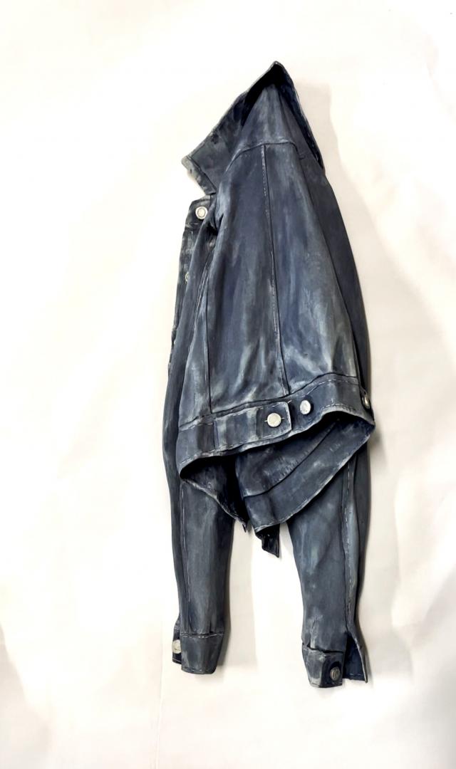 Jessica Strixner, Jeansjacke, 2024, Lindenholz, Acryl, geschnitzt, 90 x 31 x 20 cm © Jessica Strixner Jessica Strixner, Jeansjacke, 2024, Lindenholz, Acryl, geschnitzt, 90 x 31 x 20 cm © Jessica Strixner