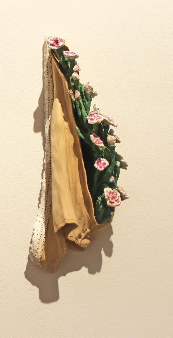 Jessica Strixner, Pantie Nelken, 2023, Lindenholz, Acryl, geschnitzt, 34 x 14 x 10 cm © Jessica Strixner Jessica Strixner, Pantie Nelken, 2023, Lindenholz, Acryl, geschnitzt, 34 x 14 x 10 cm © Jessica Strixner