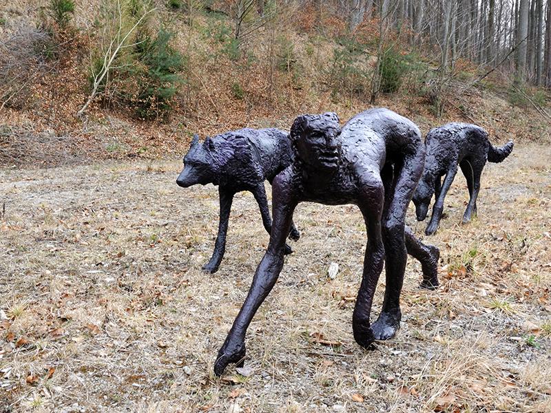 Judith Wagner, amongst wolves 01 "small pack", 2020, bronze, life-sized