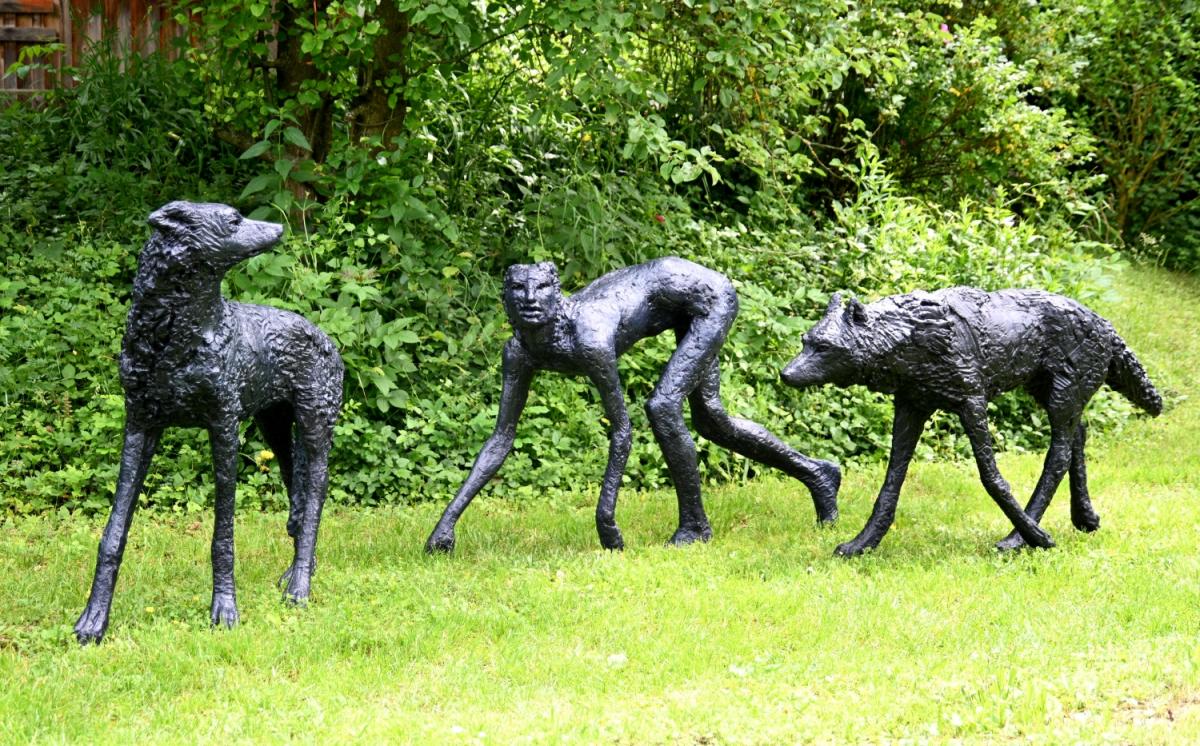 Judith Wagner, amongst wolves 02 "small pack", 2020, bronze, life-sized