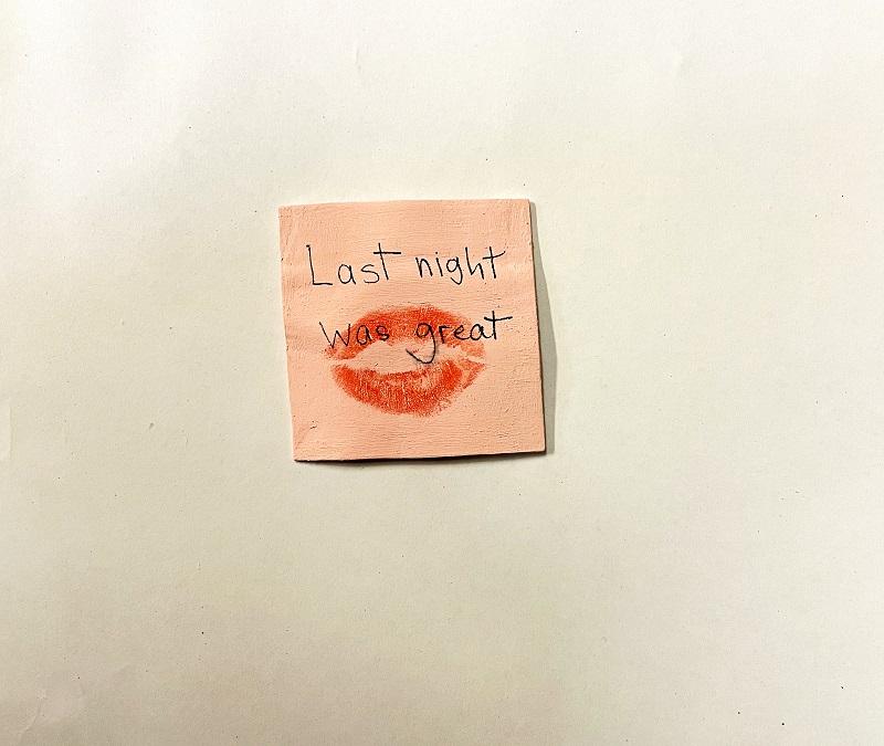 Jessica Strixner, last night was great, 2024, Lindenholz geschnitzt, Acryl, Magnet, Edding, 6 x 6 x 0,2 cm © Jessica Strixner