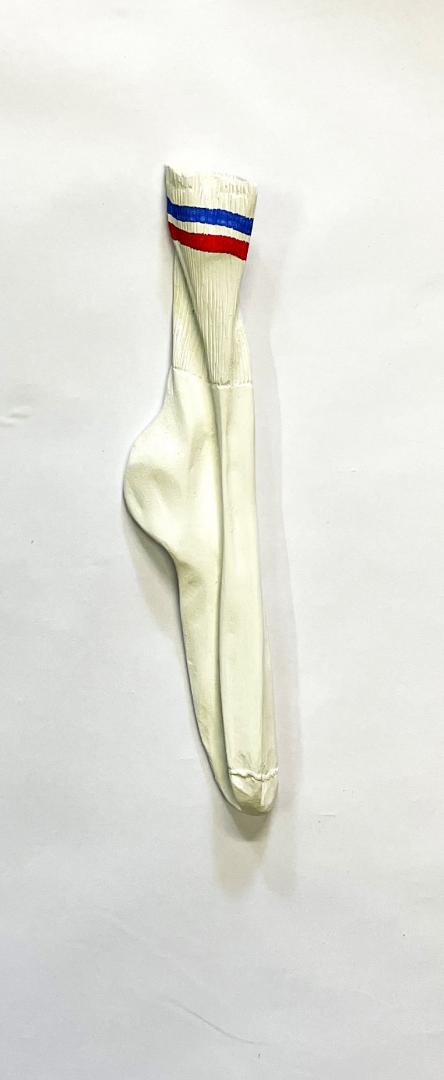 Jessica Strixner, Tennissocke, 2024, Lindenholz, Acryl, geschnitzt, 35 x 12 x 5 cm © Jessica Strixner Jessica Strixner, Tennissocke, 2024, Lindenholz, Acryl, geschnitzt, 35 x 12 x 5 cm © Jessica Strixner