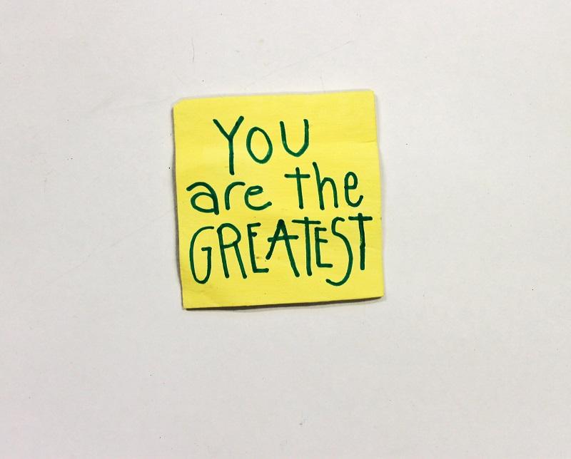 Jessica Strixner, you are the greatest, 2024, Lindenholz geschnitzt, Acryl, Magnet, Edding, 7 x 7 x 0,2 cm © Jessica Strixner