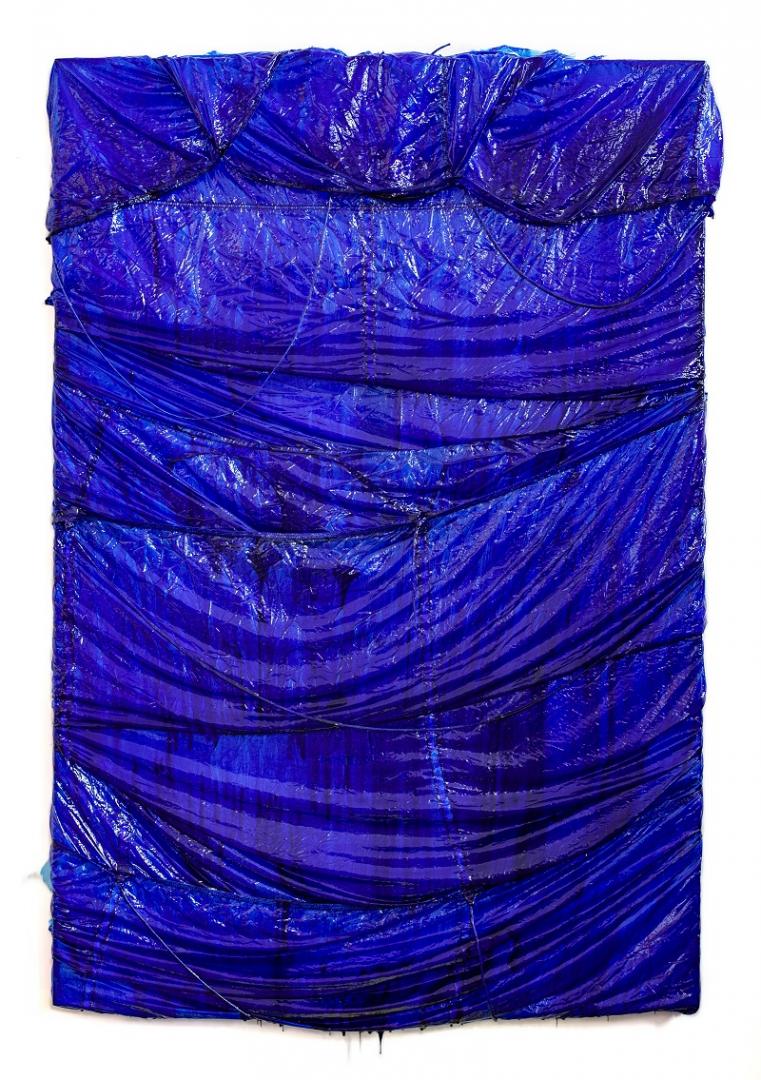 Clemens Wolf, Parachute Painting Blueface, 2024, Epoxy auf Hauptfallschirm, 190 x 130cm