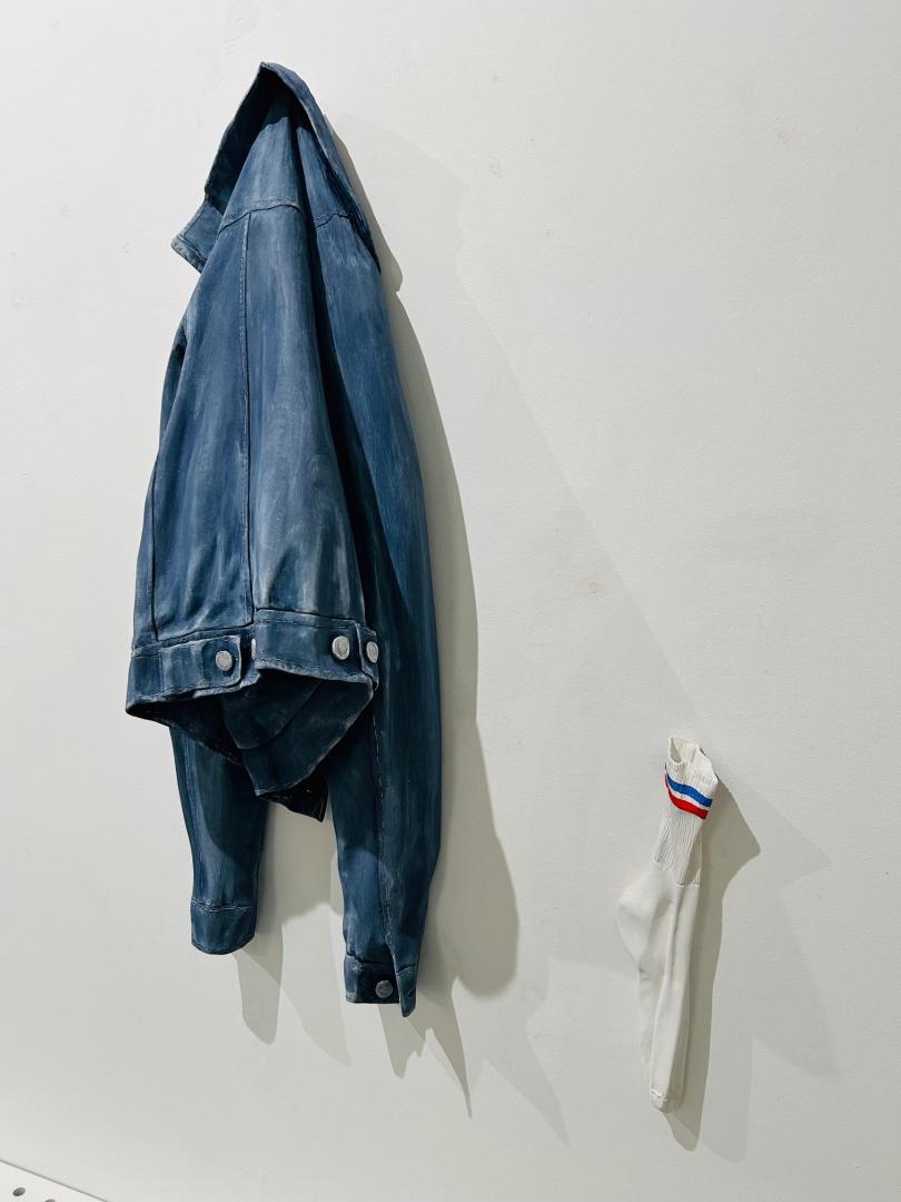 Jessica Strixner, Jeansjacke, 2024, Lindenholz, Acryl, geschnitzt, 90 x 31 x 20 cm © Jessica Strixner