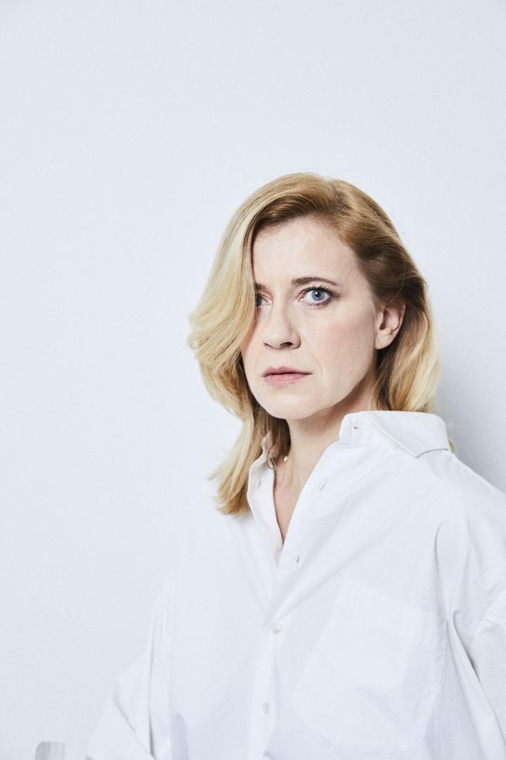 Caroline Peters, Schauspielerin und Buhlschaft 2020 in der Galerie Weihergut